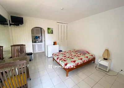 Slaapkamer; tegelvloer, natuurlijk licht