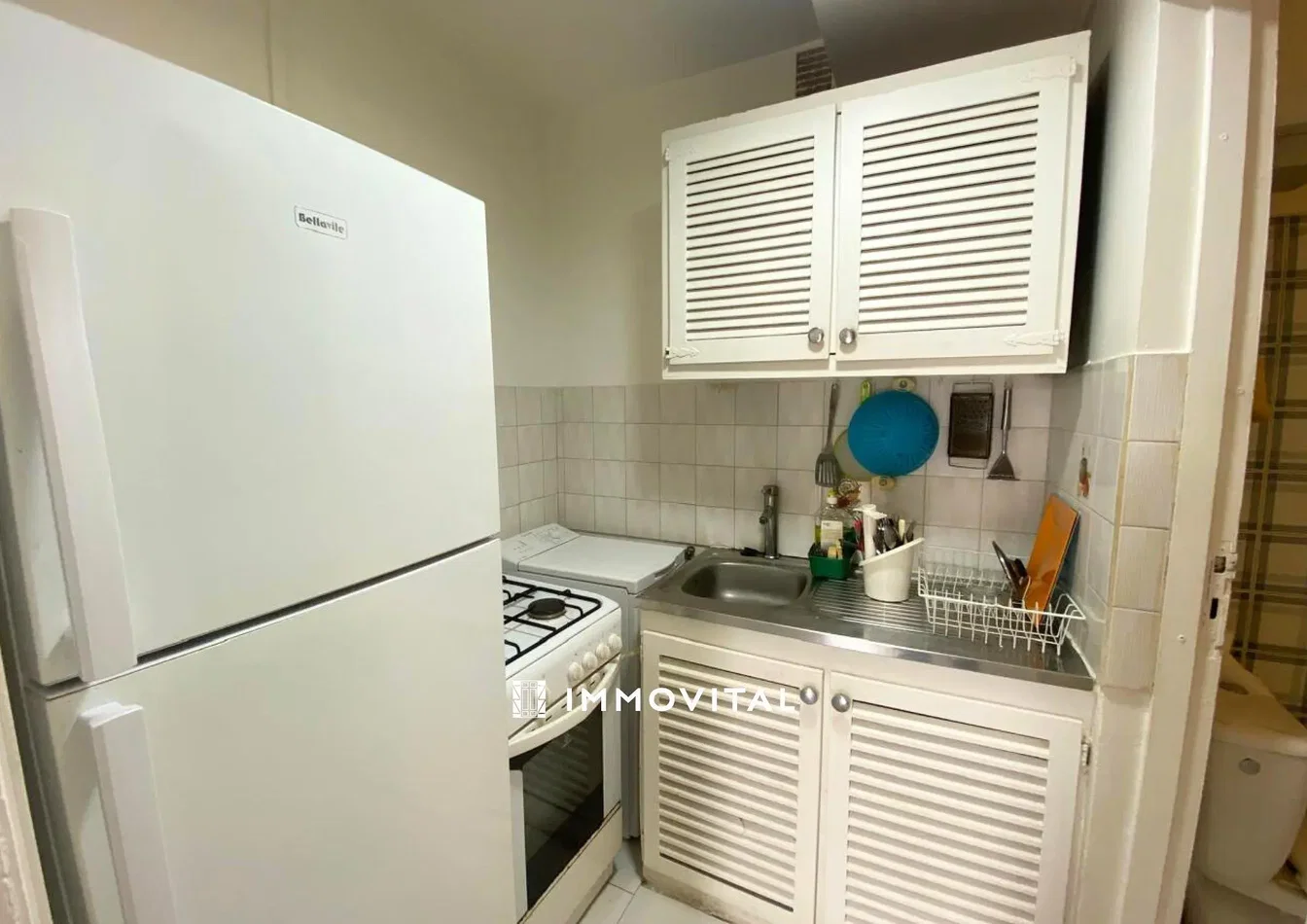 Keuken; keukenapparatuur, tegelvloer