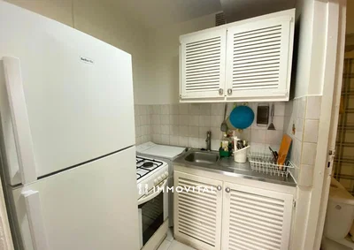 Keuken; keukenapparatuur, tegelvloer
