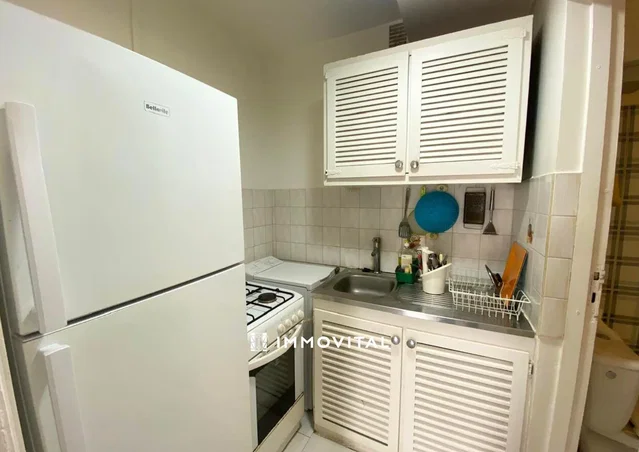 Keuken; keukenapparatuur, tegelvloer