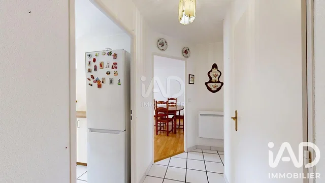 Keuken; keukenapparatuur, tegelvloer, natuurlijk licht
