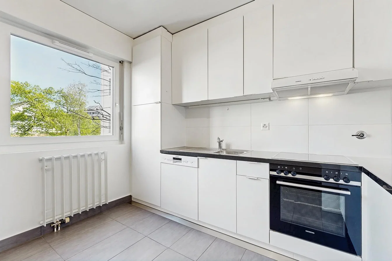 Cucina; elettrodomestici, pavimento in piastrelle, luce naturale, vista