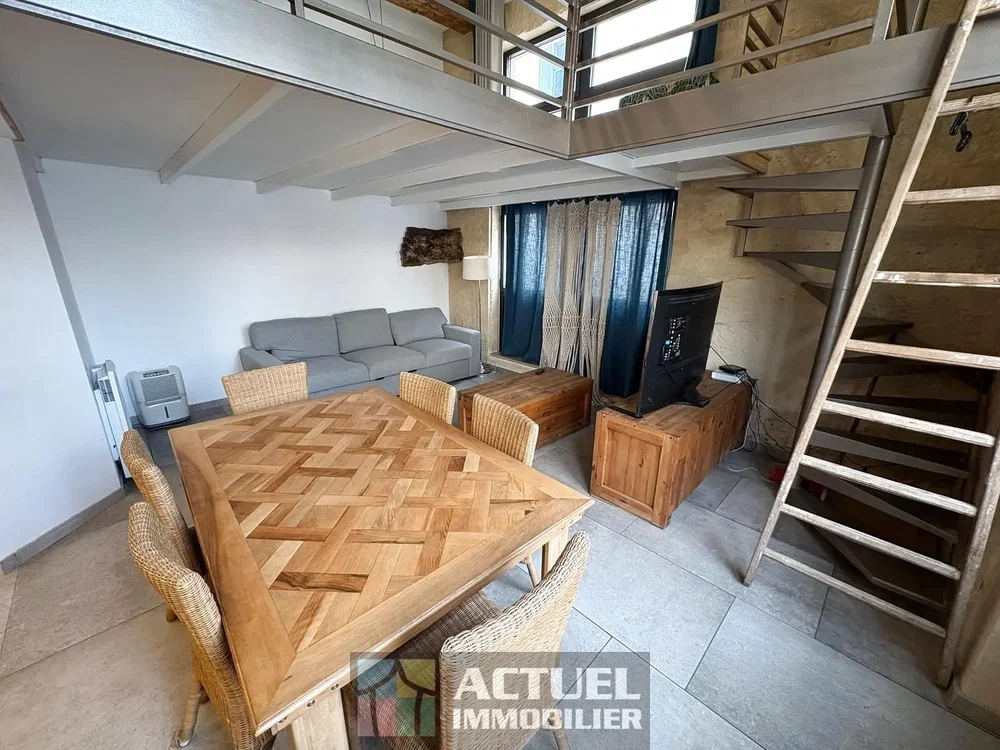 Woonkamer; natuurlijk licht, houten vloer, rustieke stijl