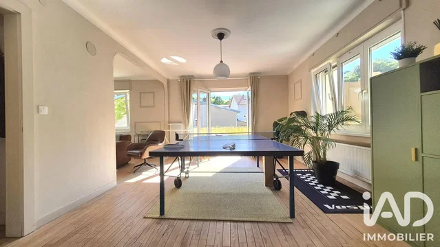 Woonkamer; houten vloer, natuurlijk licht
