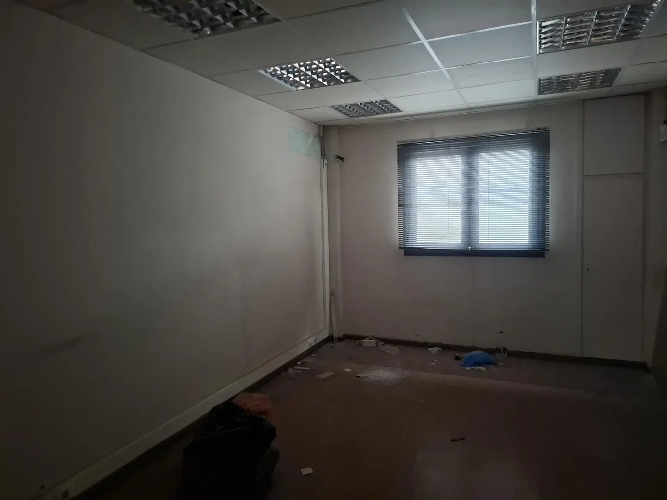 Outro; precisa de renovação, interior escuro