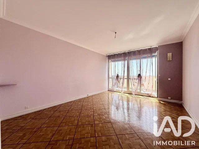 Woonkamer; tegelvloer, natuurlijk licht