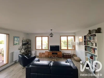 Woonkamer; natuurlijk licht, houten vloer