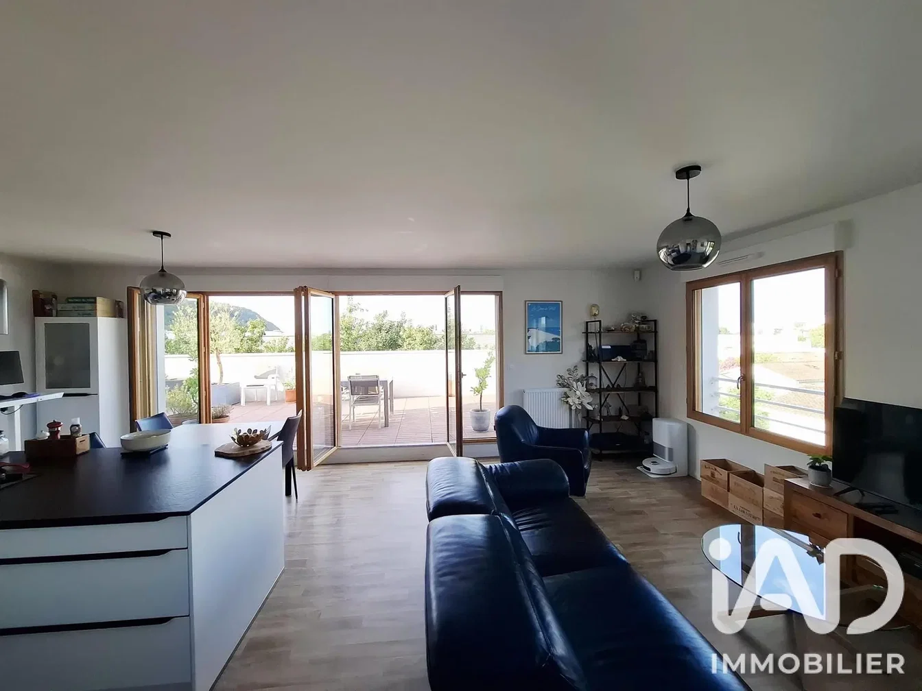 Woonkamer; uitzicht, houten vloer, natuurlijk licht, moderne stijl