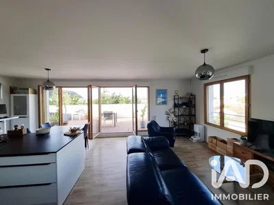 Woonkamer; uitzicht, houten vloer, natuurlijk licht, moderne stijl