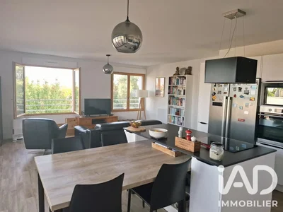 Keuken; keukenapparatuur, natuurlijk licht, houten vloer
