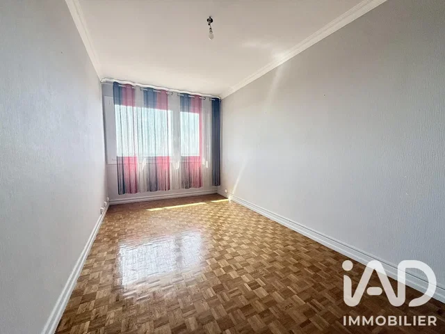 Slaapkamer; houten vloer, natuurlijk licht