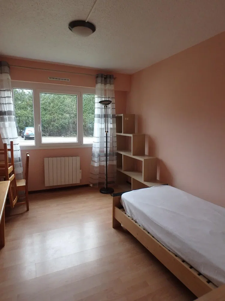 Chambre; lumière naturelle, parquet