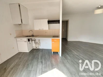 Kuhinja; kuhinjski aparati, pločice, drveni pod, prirodno svjetlo, potrebna renovacija
