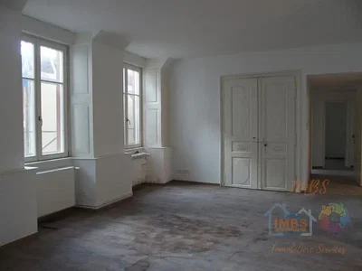 Autre; lumière naturelle, nécessite rénovation, carrelage