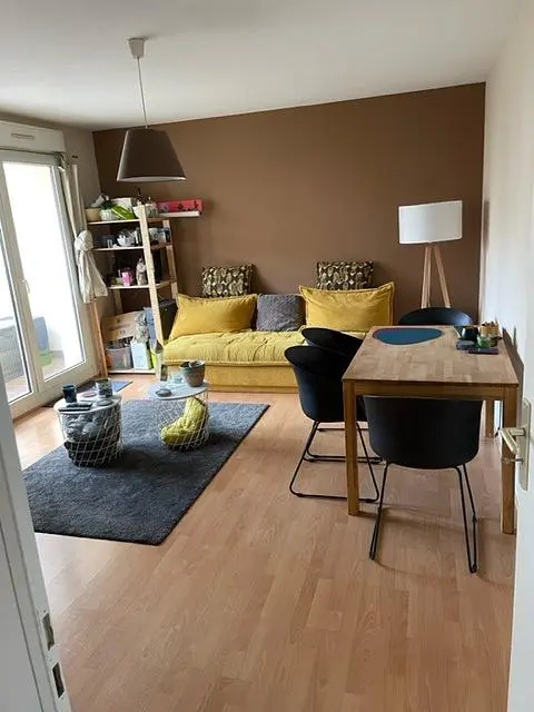 Salón; suelo de madera, luz natural