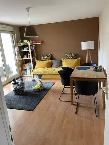 Salón; suelo de madera, luz natural