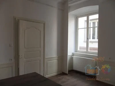 Chambre; lumière naturelle, parquet, nécessite rénovation