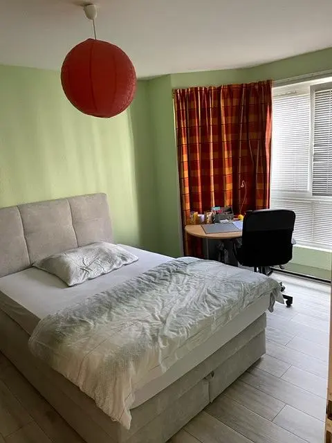 Dormitorio; luz natural, suelo de madera
