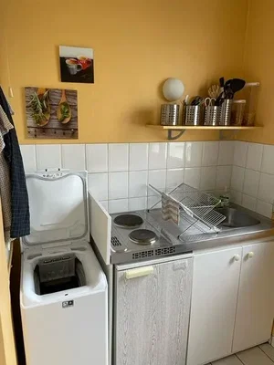 Cocina; electrodomésticos, suelo de baldosas, necesita renovación