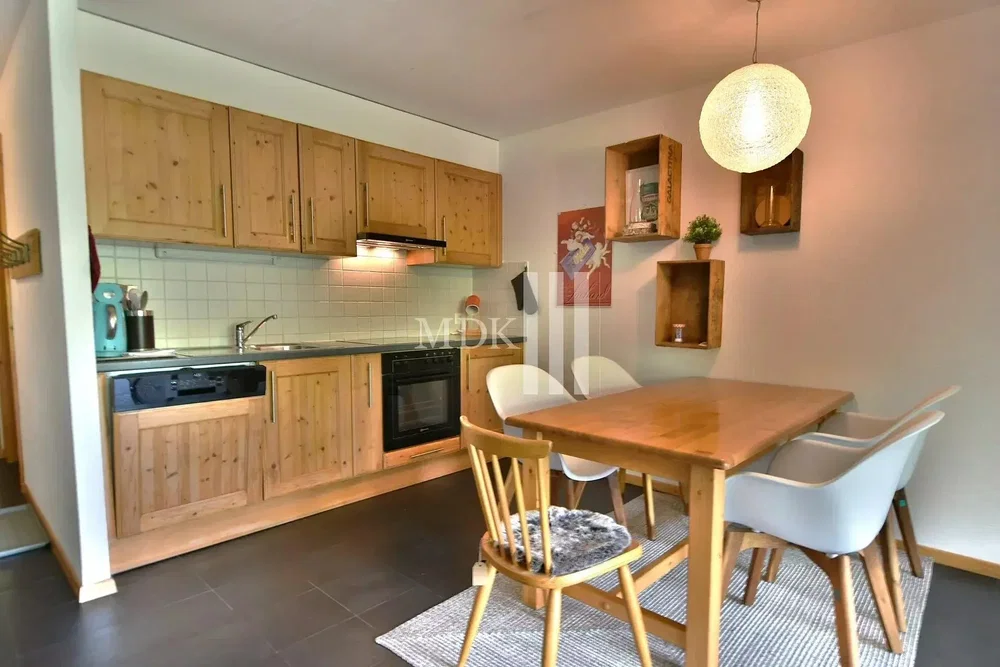 Cucina; elettrodomestici, pavimento in legno, luce naturale, stile moderno