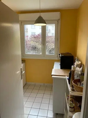 Cocina; suelo de baldosas, luz natural