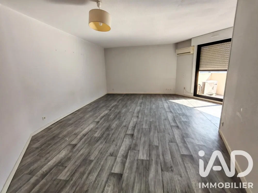 Ostalo; drveni pod, prirodno svjetlo, potrebna renovacija