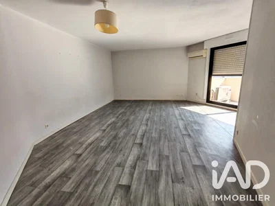 Ostalo; drveni pod, prirodno svjetlo, potrebna renovacija