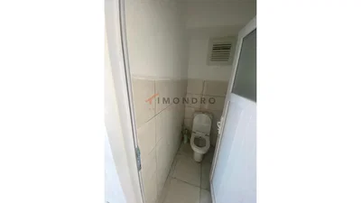 Aseo; suelo de baldosas, luz natural