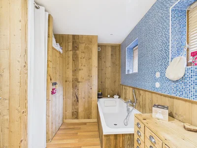Salle de bain; parquet, poutres en bois, lumière naturelle, style rustique