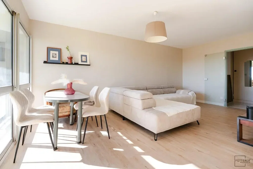 Sala de estar; luz natural, chão de madeira, estilo moderno