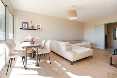 Sala de estar; luz natural, chão de madeira, estilo moderno