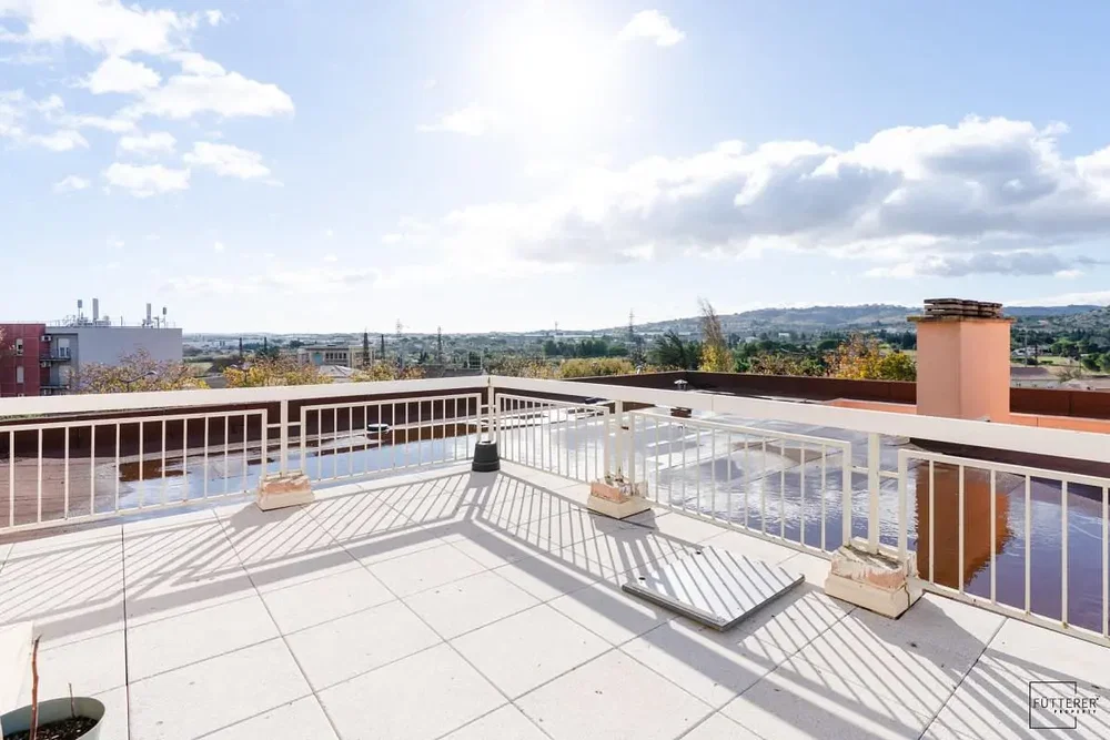 Terraço; vista, chão de azulejo, luz natural