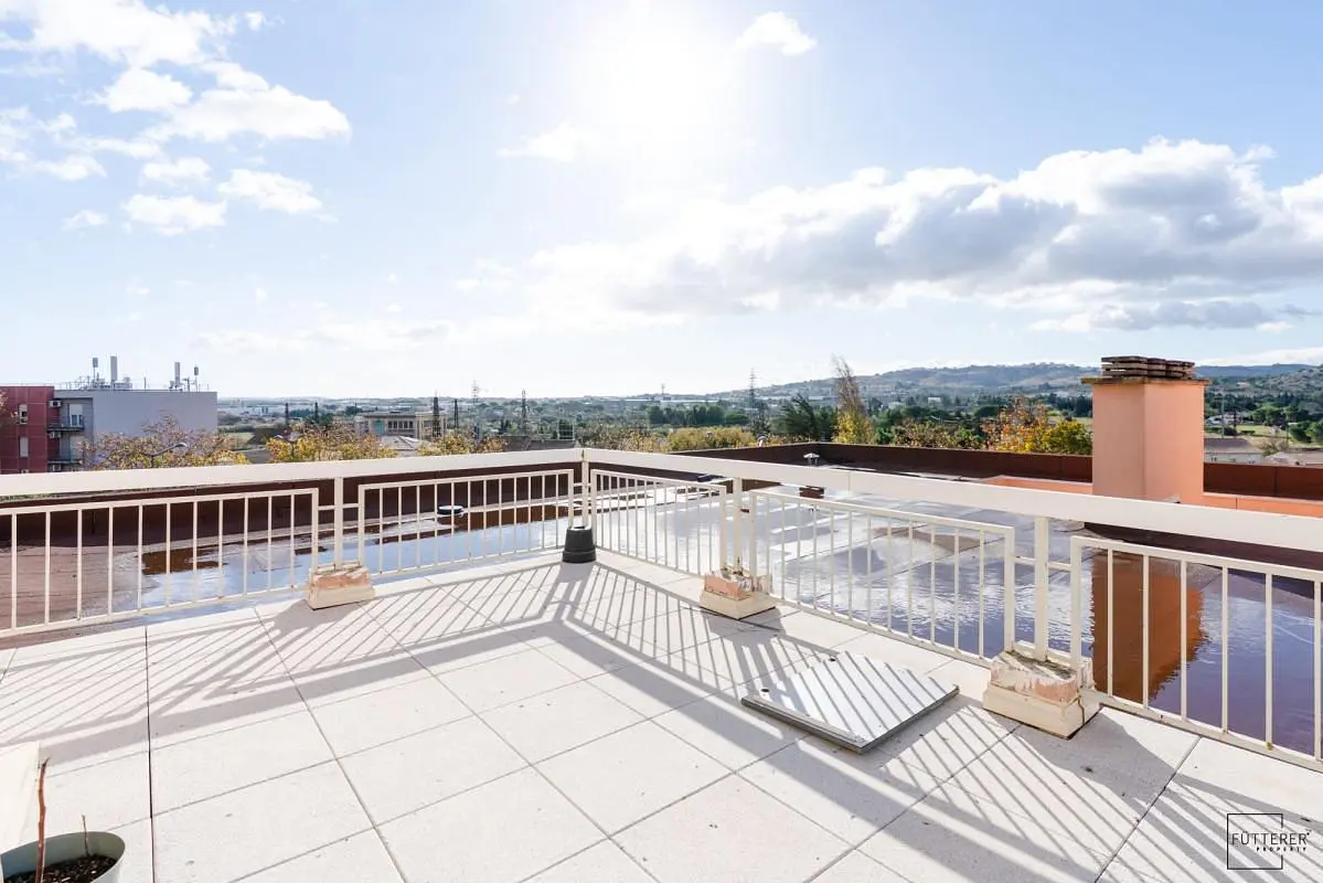 Terraço; vista, chão de azulejo, luz natural