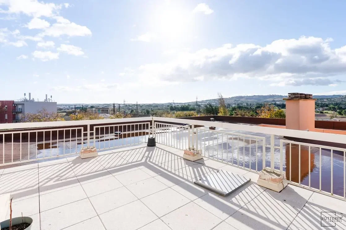 Terraço; vista, chão de azulejo, luz natural