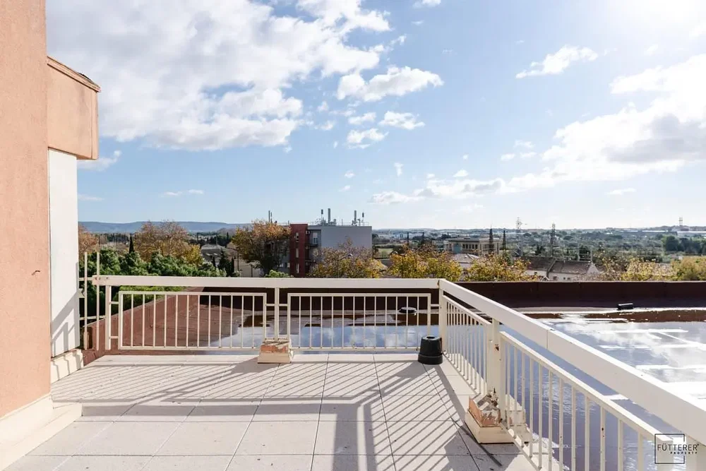 Terraço; vista, luz natural, chão de azulejo