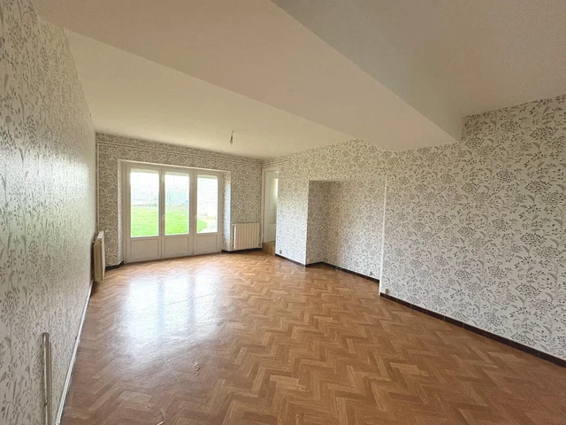 Salón; suelo de madera, luz natural