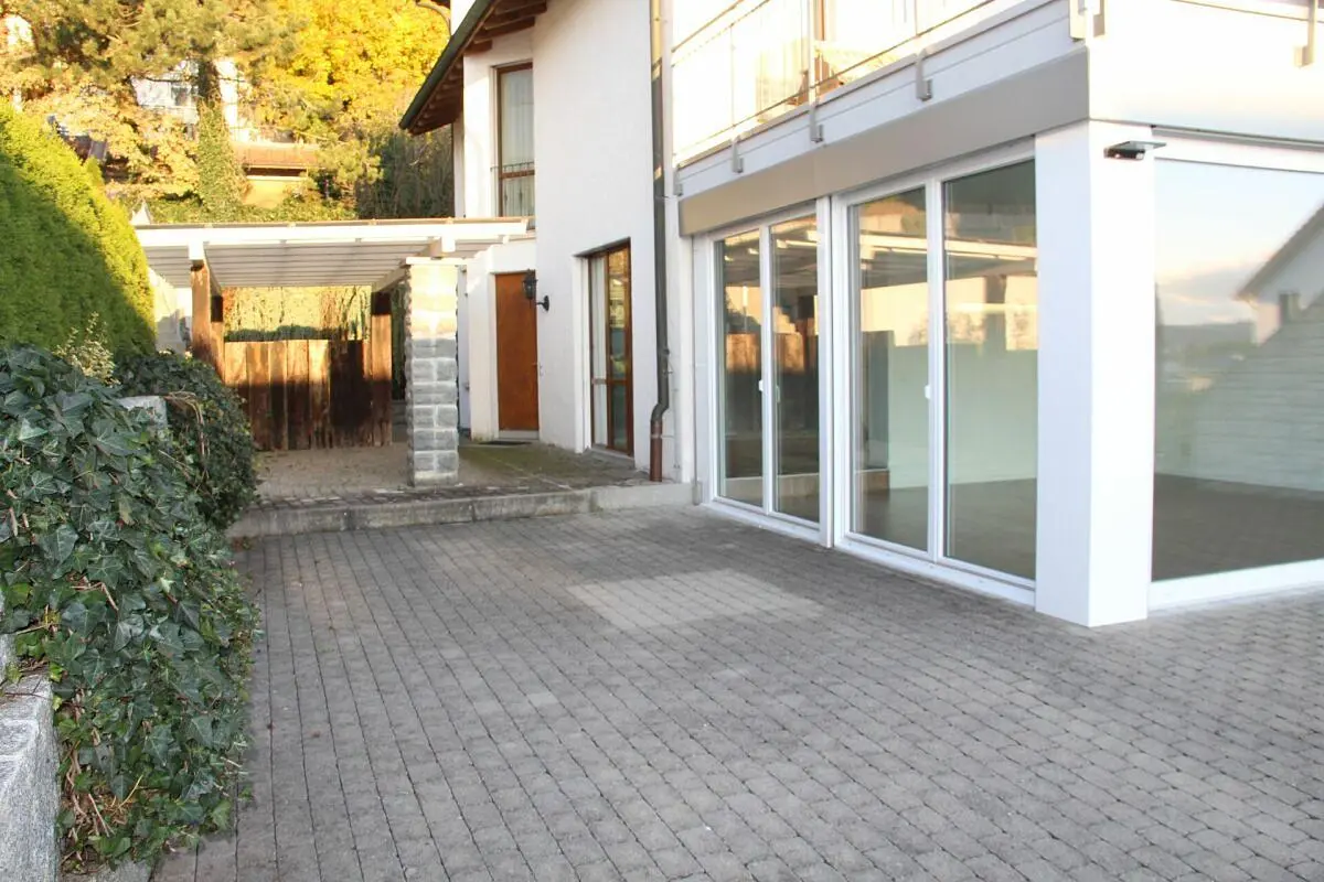 Casa e dintorni; luce naturale, pavimento in piastrelle