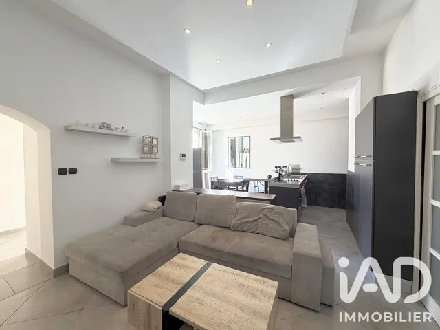 Salon; carrelage, lumière naturelle, style moderne