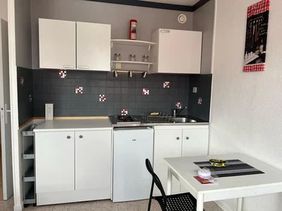 مطبخ; أجهزة المطبخ, أرضية من البلاط, ضوء طبيعي