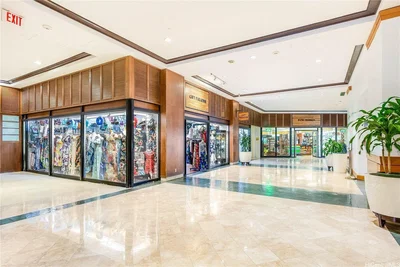 Outro; chão de azulejo, comercial, luz natural