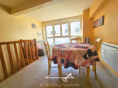 Salon; lumière naturelle, parquet