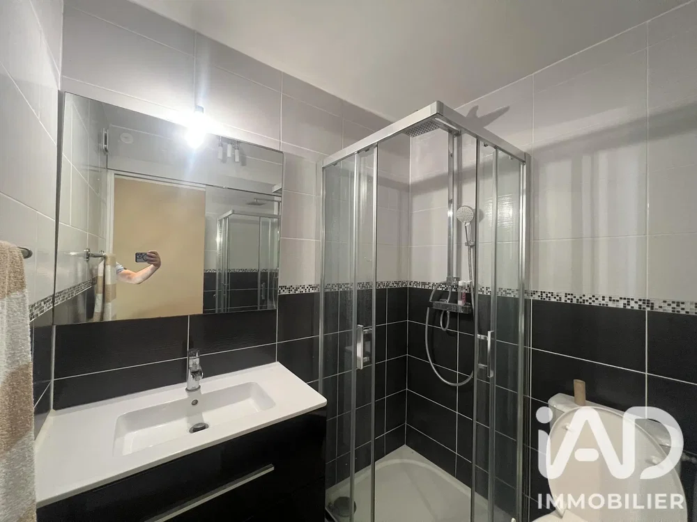 Salle de bain; carrelage, rénové, lumière naturelle