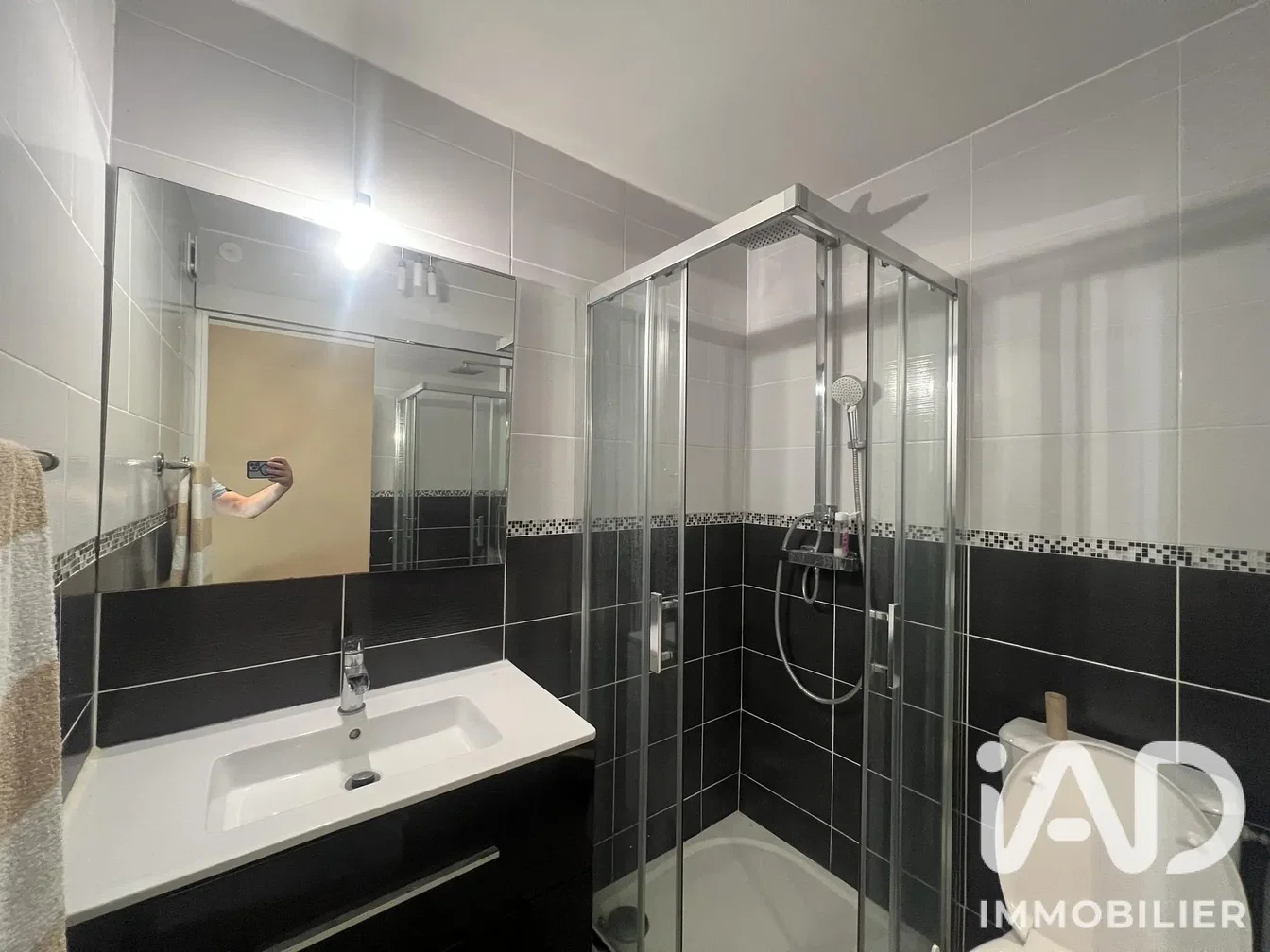 Salle de bain; carrelage, rénové, lumière naturelle