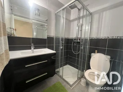 Salle de bain; carrelage, rénové, lumière naturelle