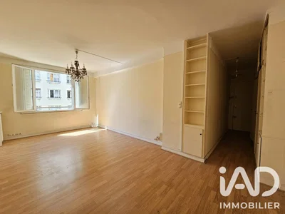 Woonkamer; houten vloer, natuurlijk licht