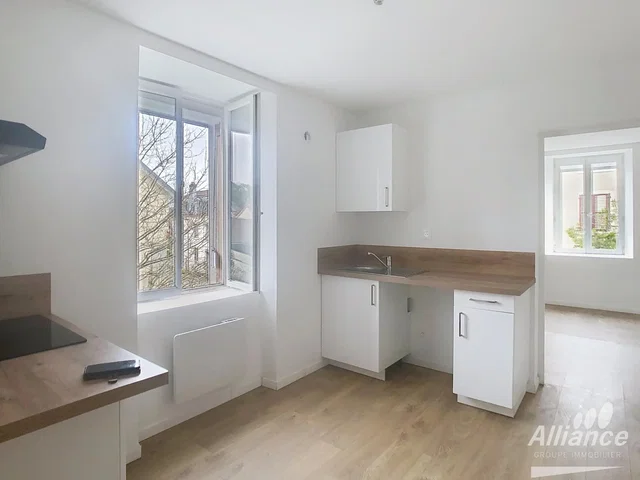 Keuken; natuurlijk licht, houten vloer, gerenoveerd