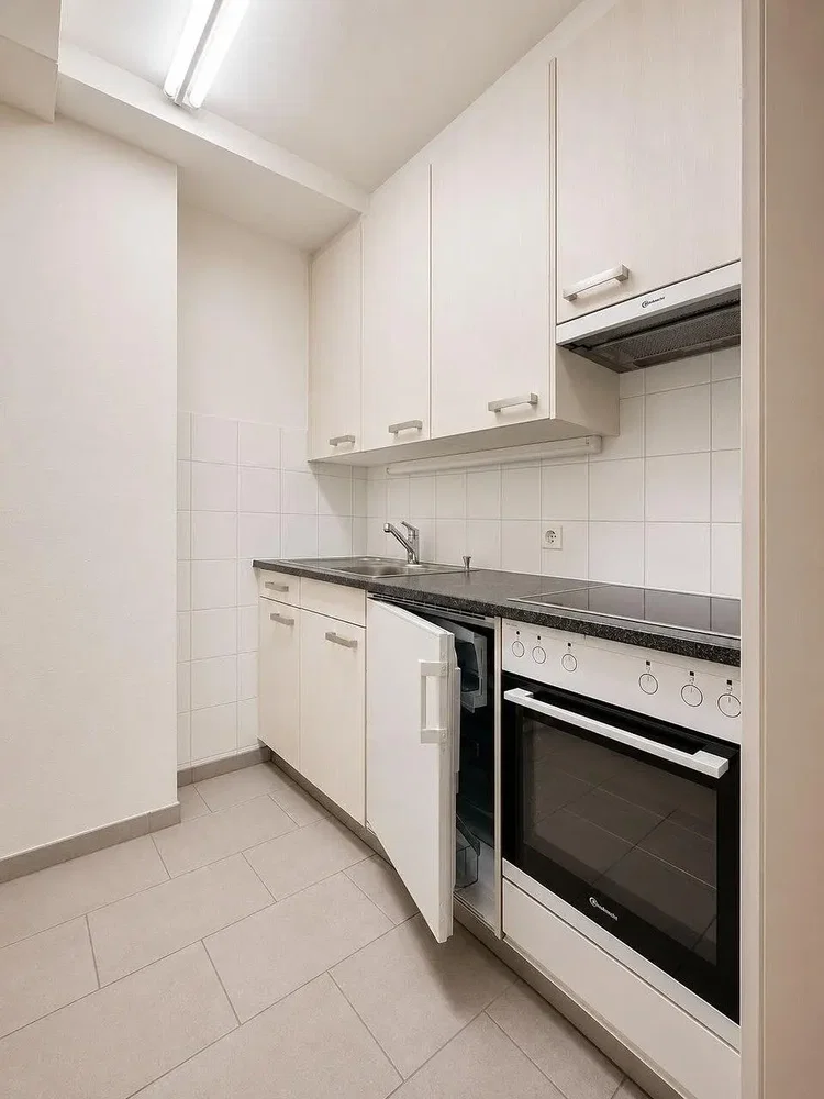 Cocina; electrodomésticos, suelo de baldosas