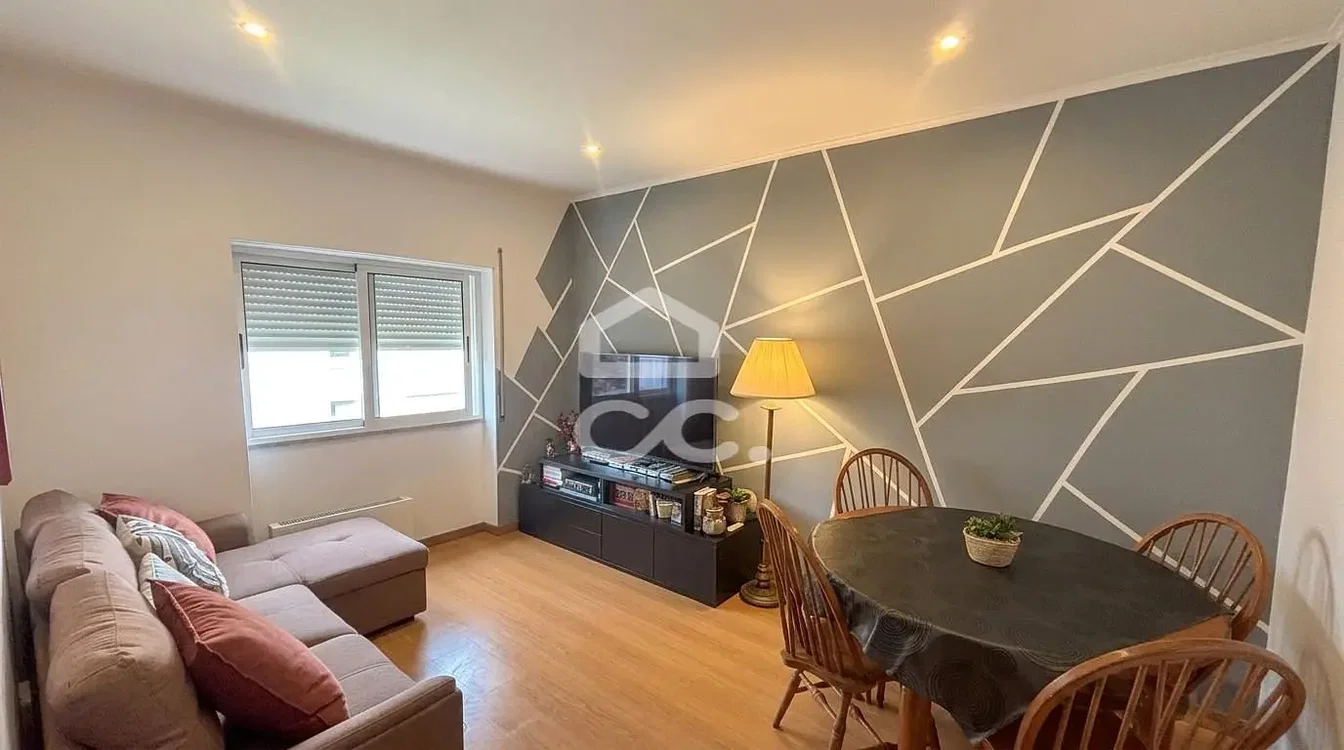 Sala de estar; chão de madeira, luz natural, estilo moderno