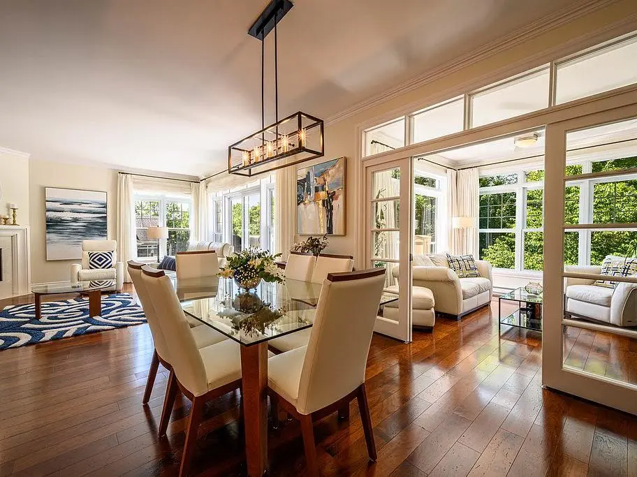 Living room; wood floor, natural light, modern style