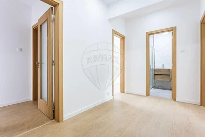 Sonstiges; tageslicht, holzboden, renovierungsbedürftig